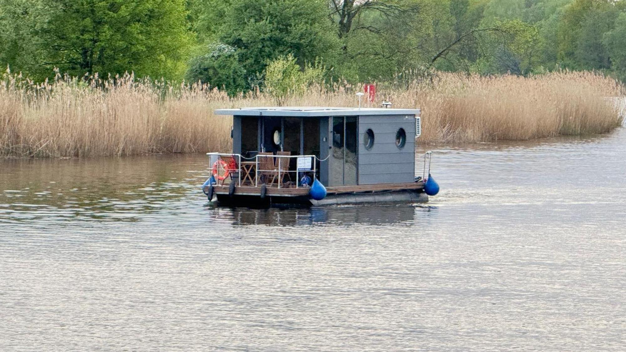 Houseboat Water Boy Apartament Plywajacy Dom Na Wodzie Lodz Uraz  Εξωτερικό φωτογραφία