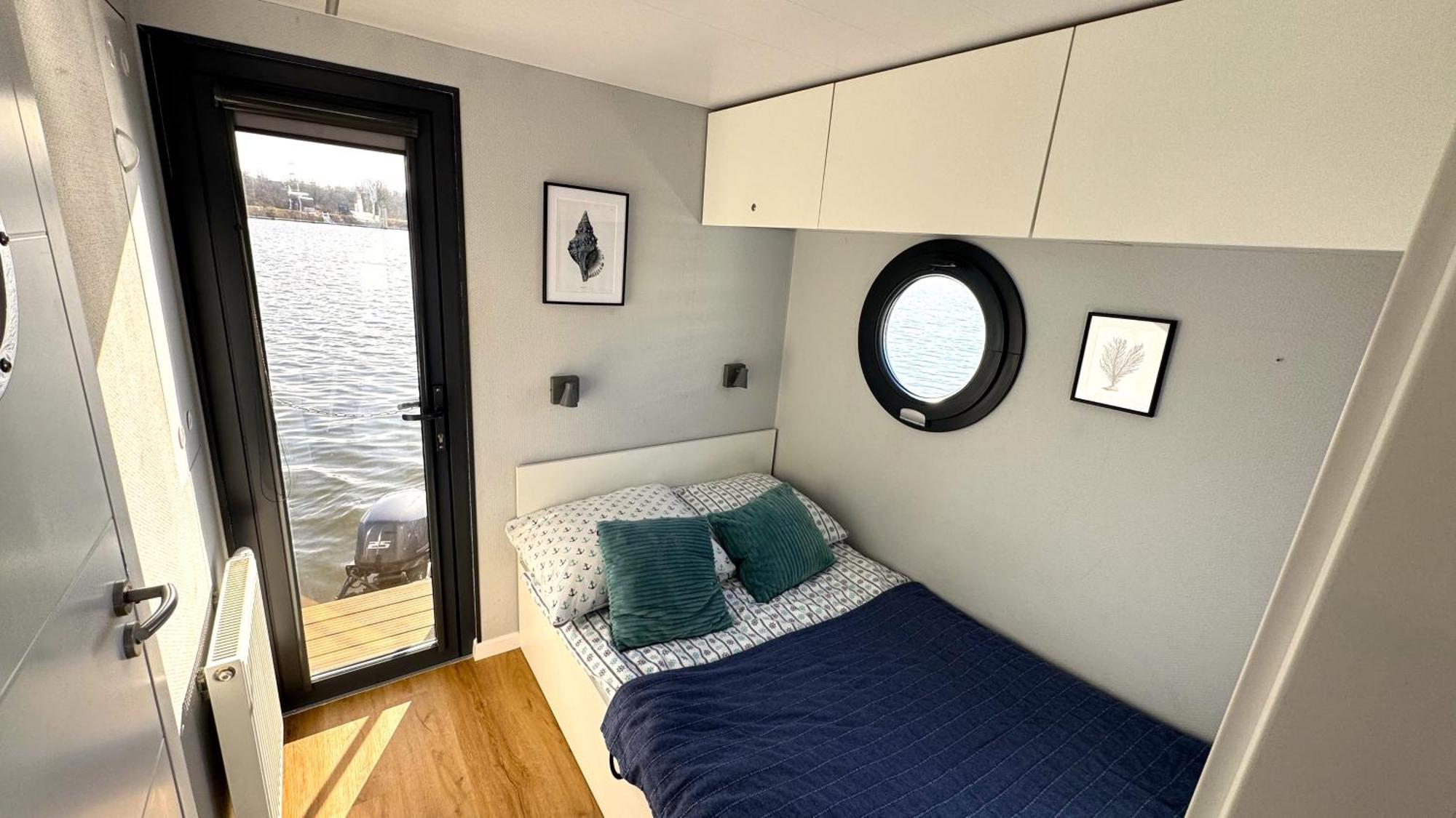 Houseboat Water Boy Apartament Plywajacy Dom Na Wodzie Lodz Uraz  Εξωτερικό φωτογραφία
